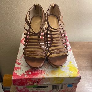Platform heels in brown with straps, comfy